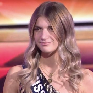 lacysopposite's tweet photo. ELLE VOULAIT L’ABATTRE JE PLEURE DE RIREEEEEEE #staracademy https://t.co/WVfvcvxnlD
