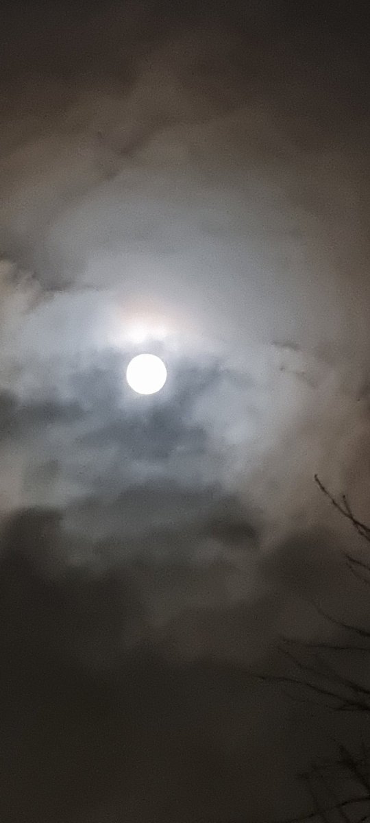 juicybite's tweet image. You gotta love a full moon. Look at how my old @SamsungUK phone captured this beauty tonight ❤️