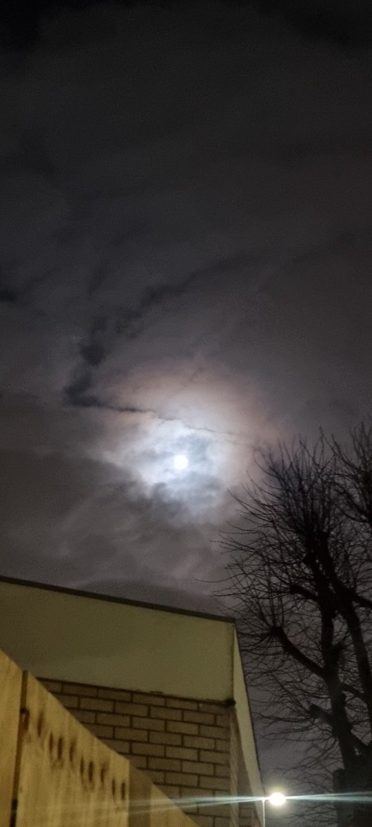 juicybite's tweet image. You gotta love a full moon. Look at how my old @SamsungUK phone captured this beauty tonight ❤️