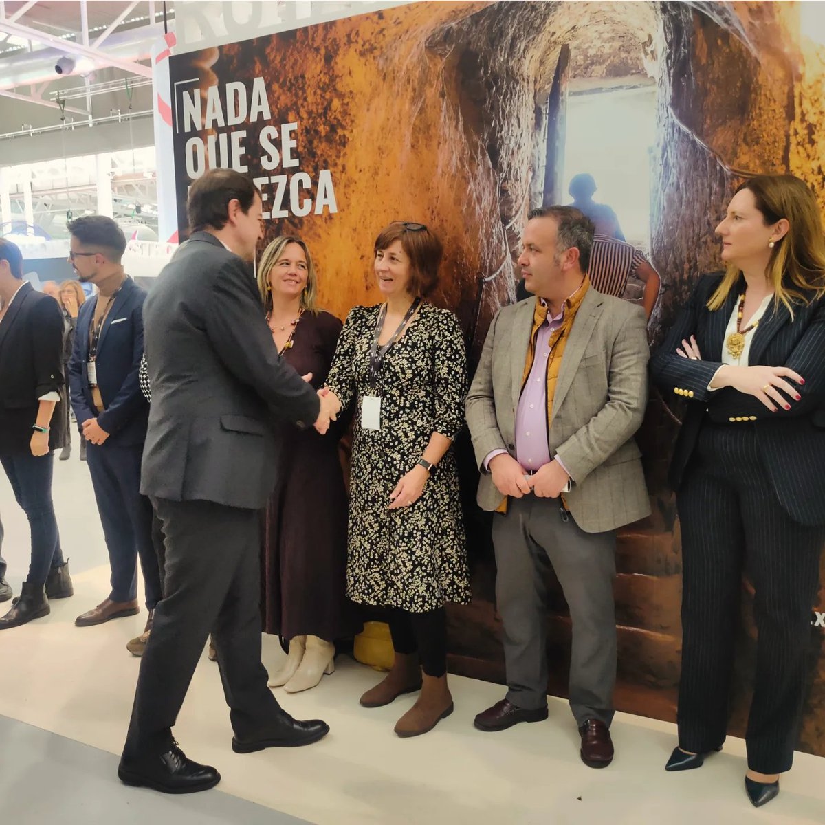 RutaVinoArlanza's tweet photo. Durante el día de hoy, hemos continuado en @feriavalladolid ⬇️
👉Asistimos a la inauguración de Arpa-Intur 2024.
👉Participamos en los Foros de #arpa 
👉Presentamos la #rutadelvinoarlanza
en #intur en el stand de @CyLEsVida
👉Saludos oficiales y  encuentros con #rutasdelvinocyl https://t.co/dlu9iI7eDw