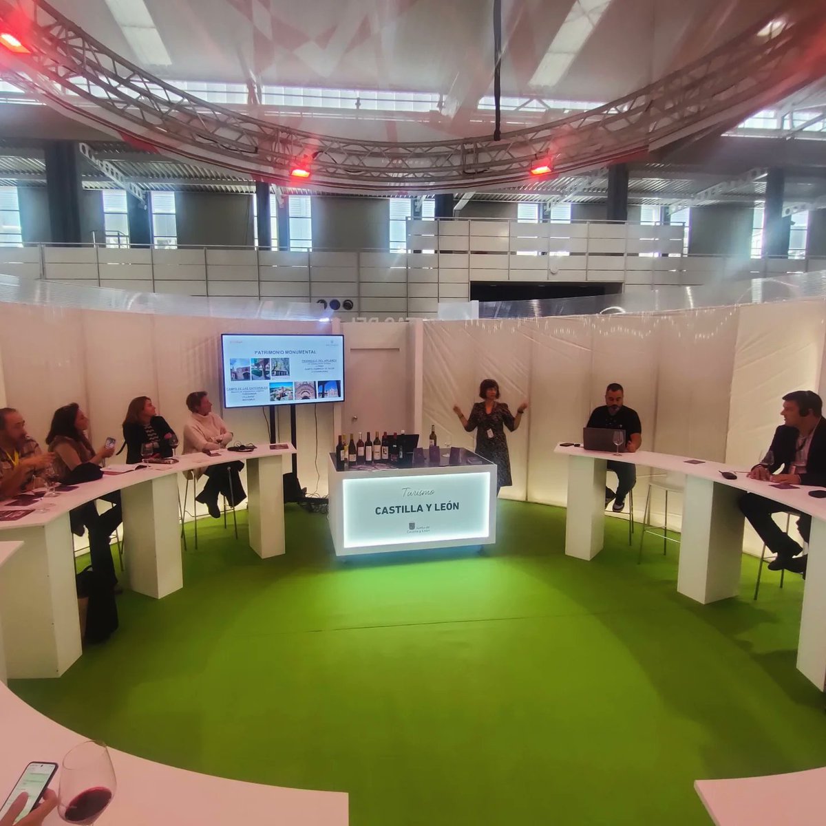 RutaVinoArlanza's tweet photo. Durante el día de hoy, hemos continuado en @feriavalladolid ⬇️
👉Asistimos a la inauguración de Arpa-Intur 2024.
👉Participamos en los Foros de #arpa 
👉Presentamos la #rutadelvinoarlanza
en #intur en el stand de @CyLEsVida
👉Saludos oficiales y  encuentros con #rutasdelvinocyl https://t.co/dlu9iI7eDw