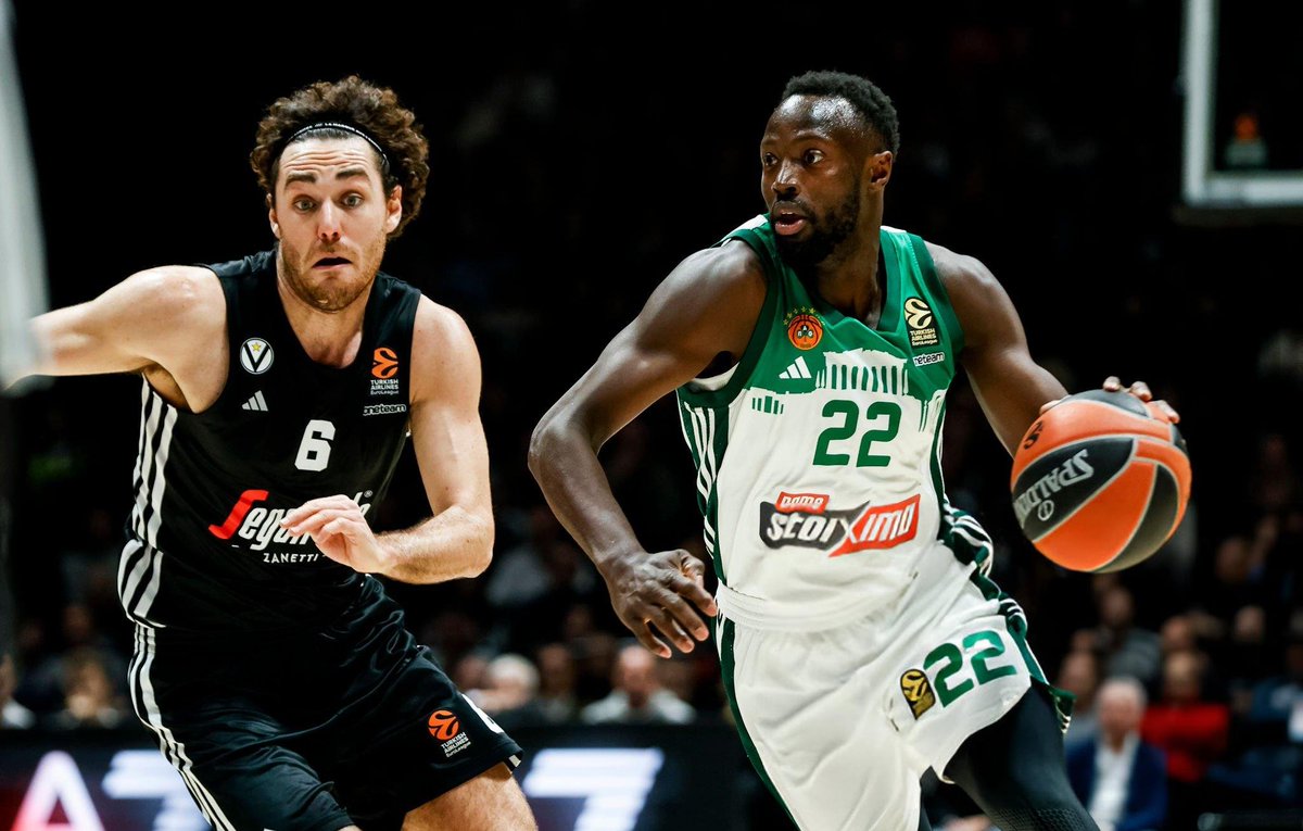 PAOFansBR's tweet photo. Jerian Grant nos minutos finais do jogo de hoje:

• Forçou turnovers em duas posses de bola consecutivas da Virtus;
• Acertou um step back de três crucial na cabeça do Shengelia;
• Deu uma assistência linda para achar o Lessort livre embaixo da cesta.

Herói do jogo.

#PAOBC☘️ https://t.co/2tSiBupvpg