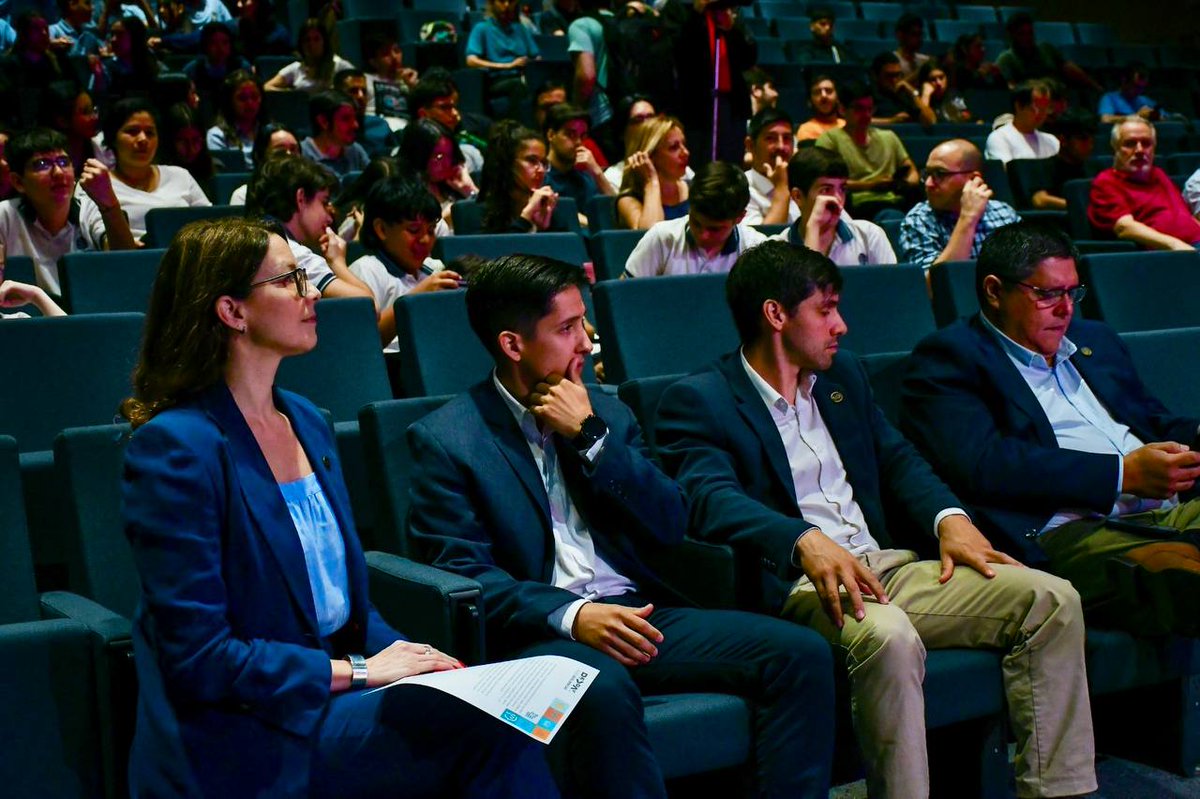 CorrientesGob's tweet photo. ¡Concluyó el Dev Day 2024! 💡 Más de 500 personas participaron en este evento organizado por @telcorrientes en el auditorio Julián Zini del @BancodeCtes, que propuso charlas sobre IA, UX/UI y videojuegos, con el fin de impulsar la innovación y el desarrollo tecnológico. https://t.co/3HIxiVBTWK