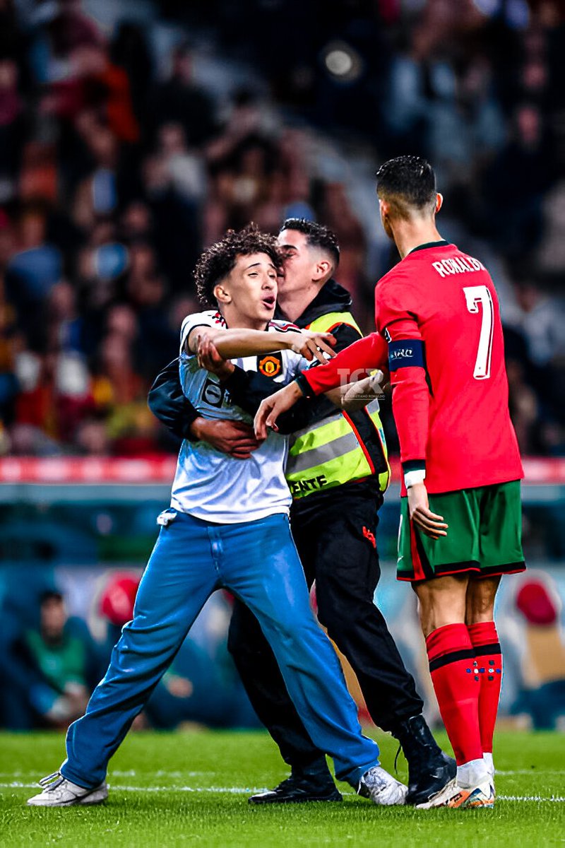 TeamCRonaldo's tweet photo. Cristiano Ronaldo and a pitch invader wearing Man Utd jersey. 👀 https://t.co/8EmDbkQHQ7