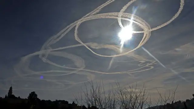 Chemtrail101's tweet photo. Flight paths, they say! 🤣🤣🤣🤣
Where the hell was this pilot going? 💨💨💨💨💨💨💨💨💨✈️ https://t.co/8s3rCTZWFt
