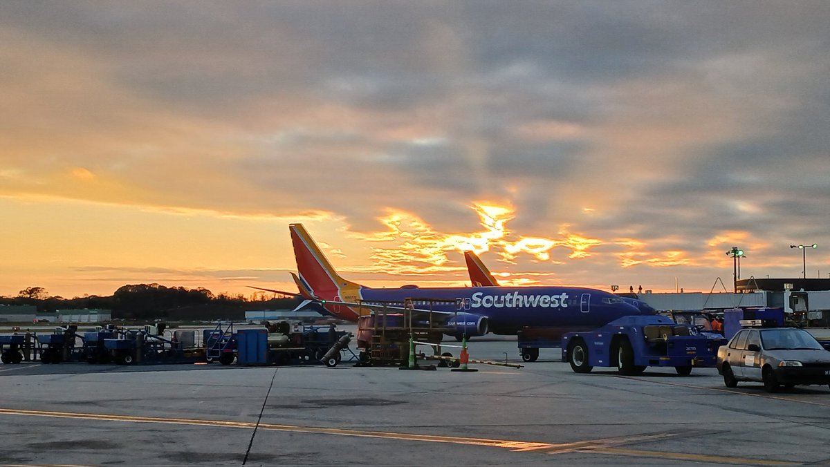 ExKs89006's tweet photo. God rays on the ramp today https://t.co/BGAiVI4ExO