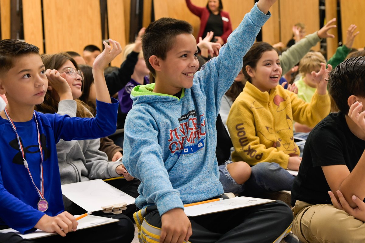 SBCountySchools's tweet photo. What an incredible literacy assembly at Hemlock Elementary School! Students showed off their listening and drawing skills during a guided art lesson that had students laughing and learning together. Keep up the great work, Hemlock Huskies! ๐จ๐๏ธโจ
#SBCountySchools #Vision2Read https://t.co/834J6CaK4K