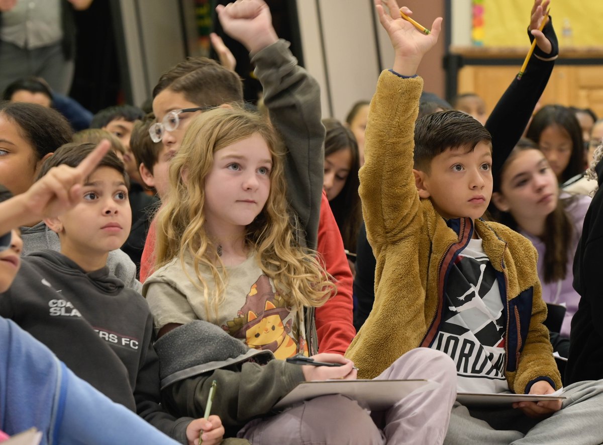 SBCountySchools's tweet photo. What an incredible literacy assembly at Hemlock Elementary School! Students showed off their listening and drawing skills during a guided art lesson that had students laughing and learning together. Keep up the great work, Hemlock Huskies! ๐จ๐๏ธโจ
#SBCountySchools #Vision2Read https://t.co/834J6CaK4K