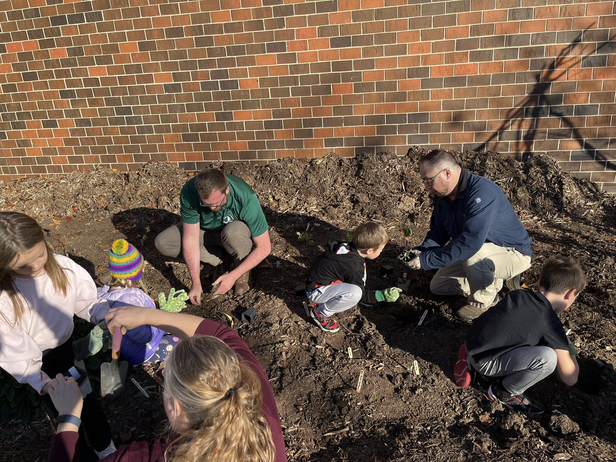 kneip_in_kinder's tweet photo. We spent the afternoon planting some milkweed to make Morton a monarch caterpillar habitat next spring!! 🌱🐛🦋 @MPS_Morton @MalonePrincipal https://t.co/aunLj9pgpQ