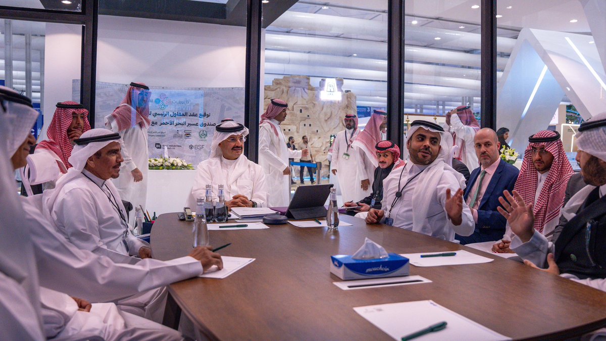 لترويج مشاريع الاستثمار  وإبراز هوية عسير:  

الأمير #تركي_بن_طلال ، وفي جناح #هيئة_تطوير_عسير ، بـمعرض سيتي سكيب الدولي بالرياض Cityscape Global :
 
(١) يلتقي بوكيل وزارة البلديات والإسكان وفريقه القيادي ، لتحفيز المعروض السكني للمواطنين بعسير. 

(٢) ويعرض الفرص الاستثمارية