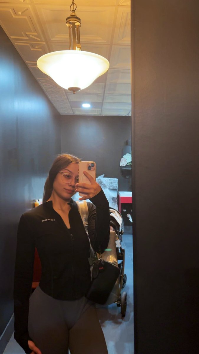Adrianne_M15's tweet photo. Gym bestie in the back 🥹🫶🏼 https://t.co/kM4GrEFdpE