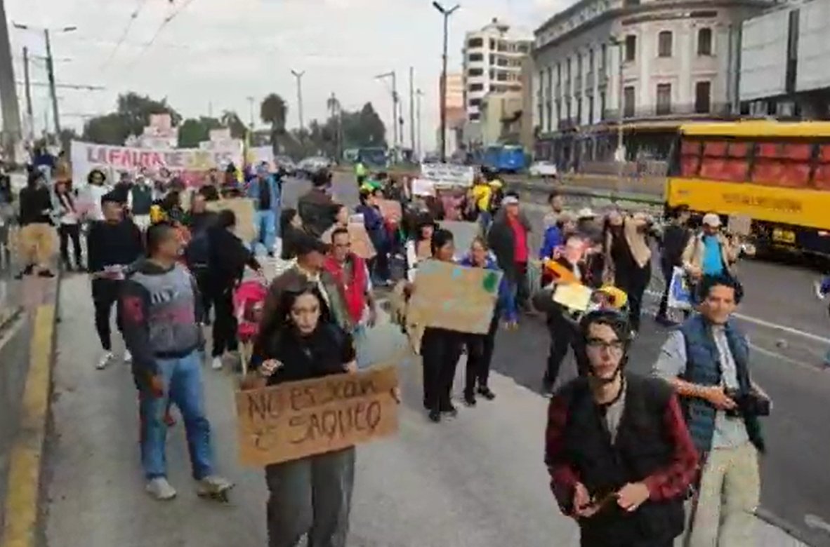 wambraEc's tweet photo. La movilización alcanza ya la Calle Guayaquil en el centro de #Quito 
Fuera Noboa, fuera! 
La falta de luz es falta de gobierno!
Son algunos carteles que se miran en la movilización https://t.co/HGjgPkEhY0