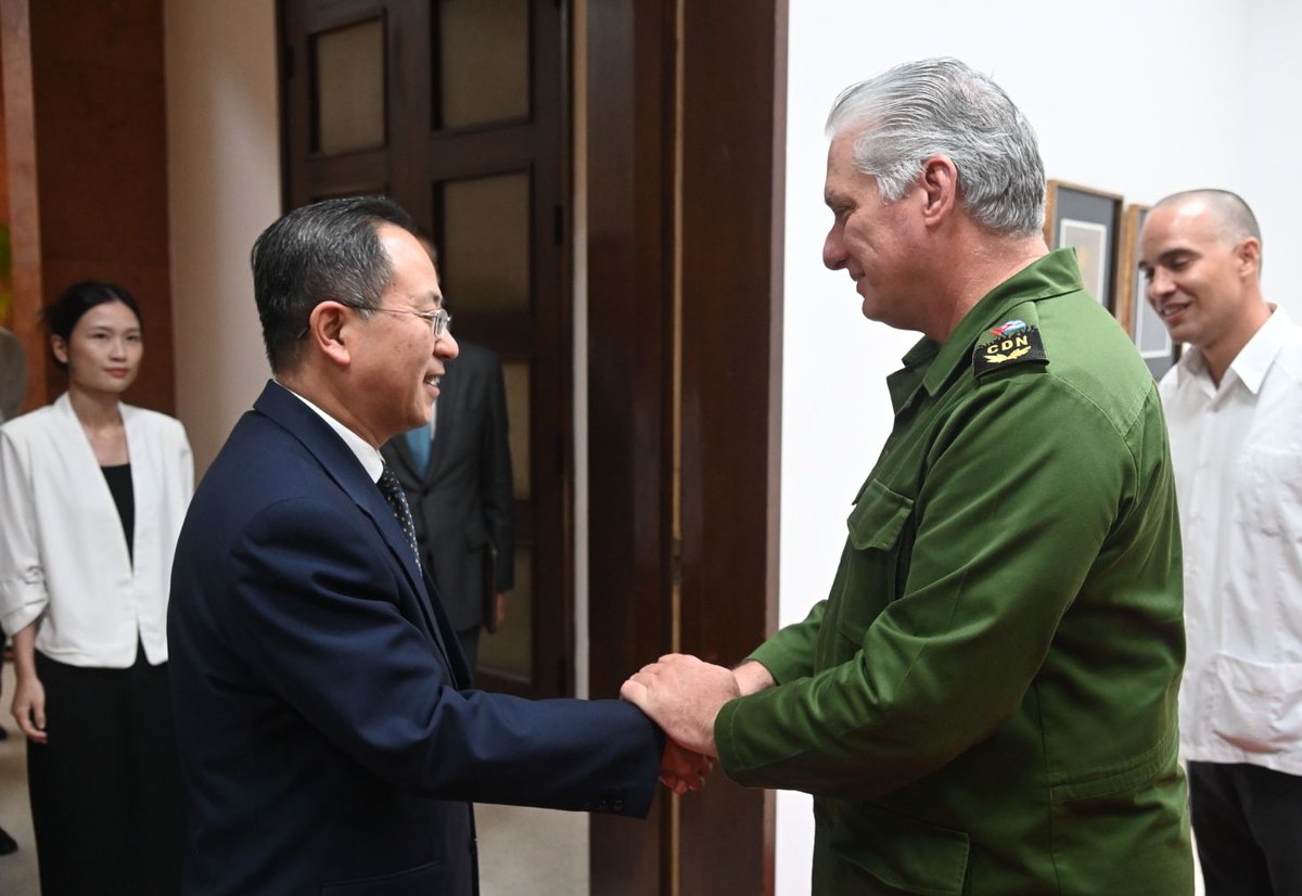 EmbHuaXin's tweet photo. El Presidente Miguel Díaz-Canel @DiazCanelB recibió a Liu Junfeng, Vicepresidente de la Agencia de Cooperación Internacional para el Desarrollo de China(CIDCA) .
#China🇨🇳 seguirá apoyando firmemente a #Cuba🇨🇺. https://t.co/heNYGlb9o9