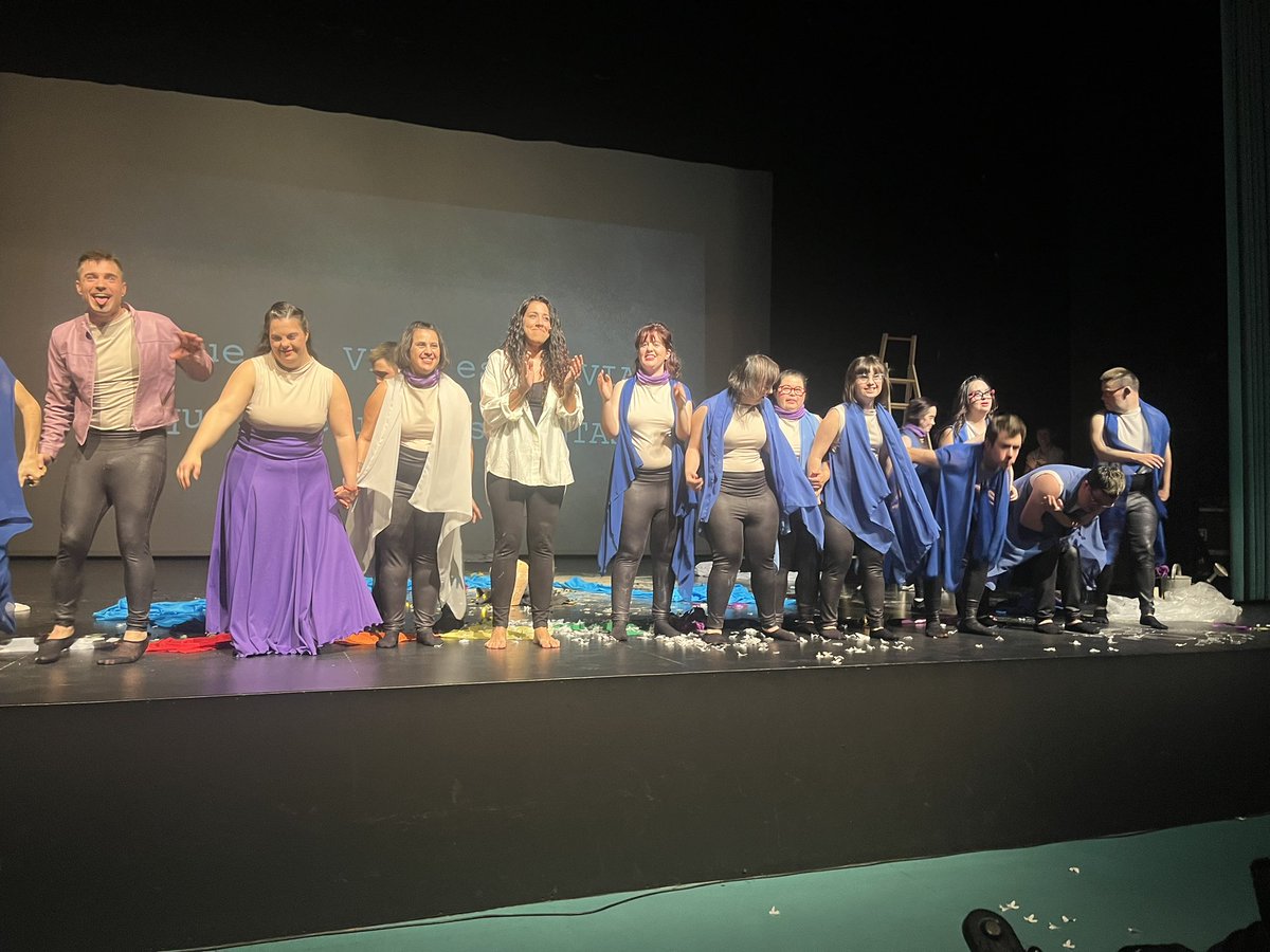 IsmaelAMAS's tweet photo. Está tarde en @AytoAlcorcon hemos disfrutado de un espectáculo lleno de ❤️, reivindicación feminista y de la diversidad con la voz y la música de
@MariaRuiz_music y elenco de Amas Escena de @GrupoAMAS Hemos aplaudido a rabiar el gran trabajo de María y de los y las  bailarines. https://t.co/N4UyTFYLaH