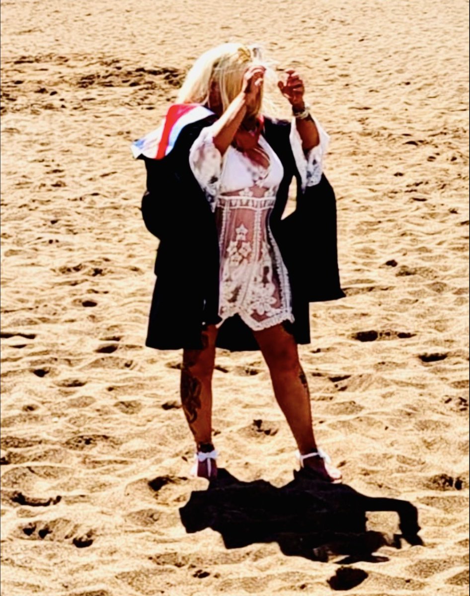 juliaharrison's tweet photo. i did it my way in the summer 🤣🤣👩‍🎓🍾🥂💋 https://t.co/BlPhXPt50c