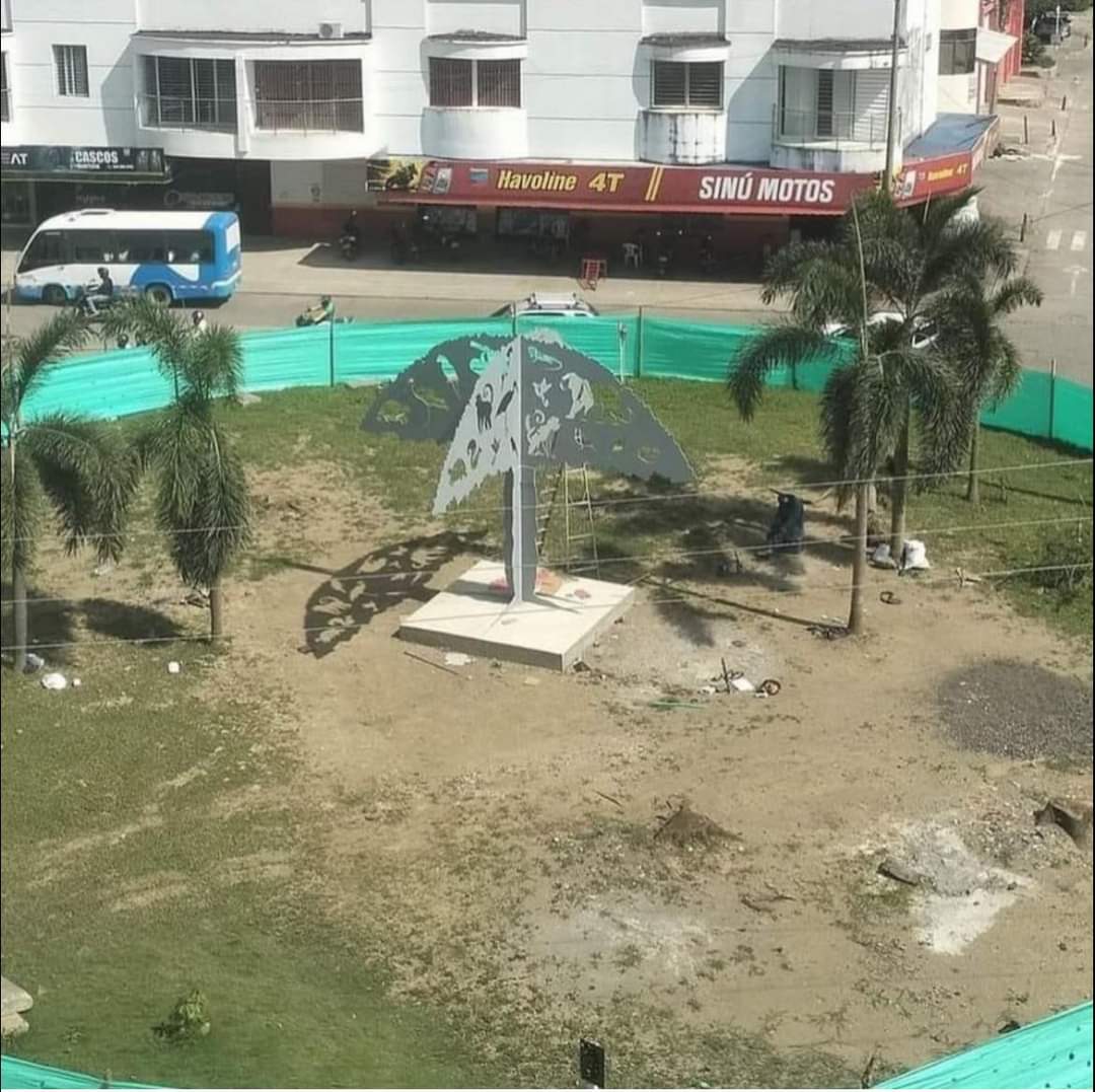 ColombiaOscura's tweet photo. #INEXPLICABLE. ¡Esto es insólito! 😶 En la ciudad de Montería, la Alcaldía mandóa cortar varios árboles frutales para sembrar la escultura de un "árbol" de hierro. La tala de varios los frondosos árboles de mangos en una glorieta en la cap/cordobesa ha generado gran indignación.

ÚNETE 👉 https://t.co/3q1TYKeNYW