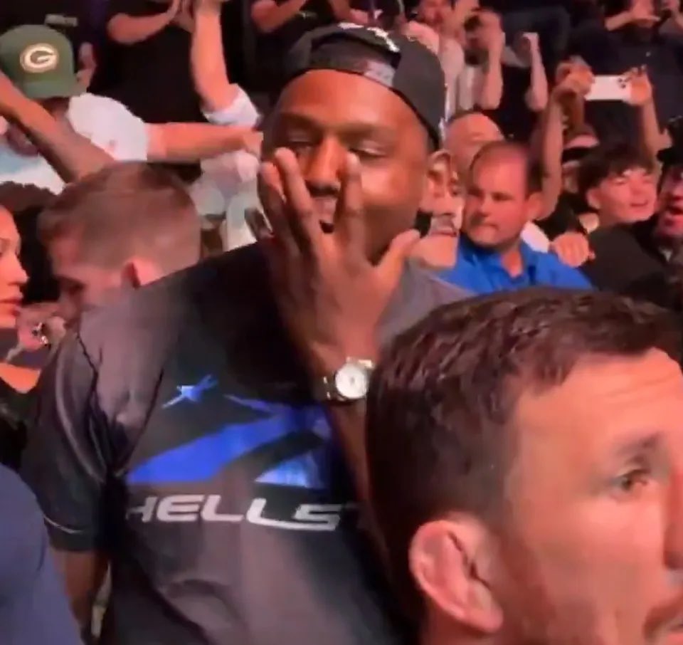 TheCSMatrixer's tweet image. Me reacting to Hill and Jones wanting to fight each other: