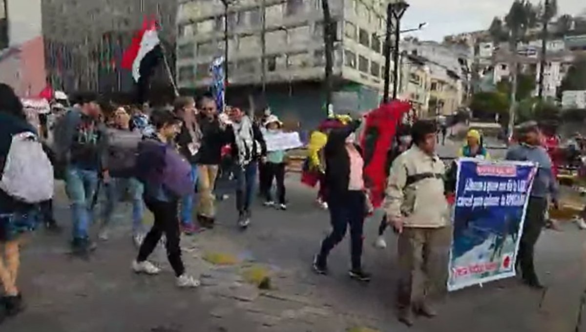 wambraEc's tweet photo. "No es sequía es saqueo" se escucha por las calles de #Quito en referencia a la situación ambiental en Ecuador que repercute en la problemática eléctrica. https://t.co/HmuZFofmRB