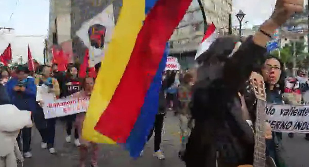 wambraEc's tweet photo. "No es sequía es saqueo" se escucha por las calles de #Quito en referencia a la situación ambiental en Ecuador que repercute en la problemática eléctrica. https://t.co/HmuZFofmRB