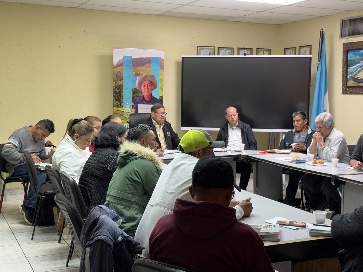 Hoy, el MPSH, el MADJ y el BED nos reunimos con Rafael Alegría del INA. Representantes Toluoanes, Lencas, CNTC y MILPAH denunciaron la falta de justicia sobre sus tierras. Como resultado, se acordó mantener el diálogo y buscar soluciones concretas a la crisis agraria.