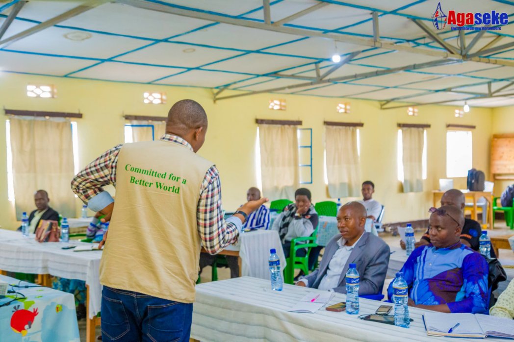 AgasekeTv's tweet photo. #Burundi Cette formation organisée par @Greenland257 à @RuyigiProvince visait à transformer l’interaction des leaders avec leurs communautés, en promouvant un leadership basé sur le service et l’intérêt collectif plutôt que sur la domination. 
#Leadership #Ruyigi @Aniyonizigiye https://t.co/yNo4wx0GMt