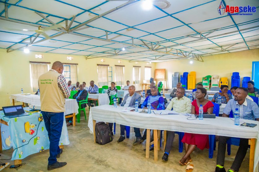 AgasekeTv's tweet photo. #Burundi Cette formation organisée par @Greenland257 à @RuyigiProvince visait à transformer l’interaction des leaders avec leurs communautés, en promouvant un leadership basé sur le service et l’intérêt collectif plutôt que sur la domination. 
#Leadership #Ruyigi @Aniyonizigiye https://t.co/yNo4wx0GMt