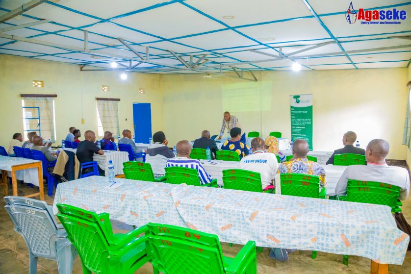AgasekeTv's tweet photo. #Burundi Cette formation organisée par @Greenland257 à @RuyigiProvince visait à transformer l’interaction des leaders avec leurs communautés, en promouvant un leadership basé sur le service et l’intérêt collectif plutôt que sur la domination. 
#Leadership #Ruyigi @Aniyonizigiye https://t.co/yNo4wx0GMt