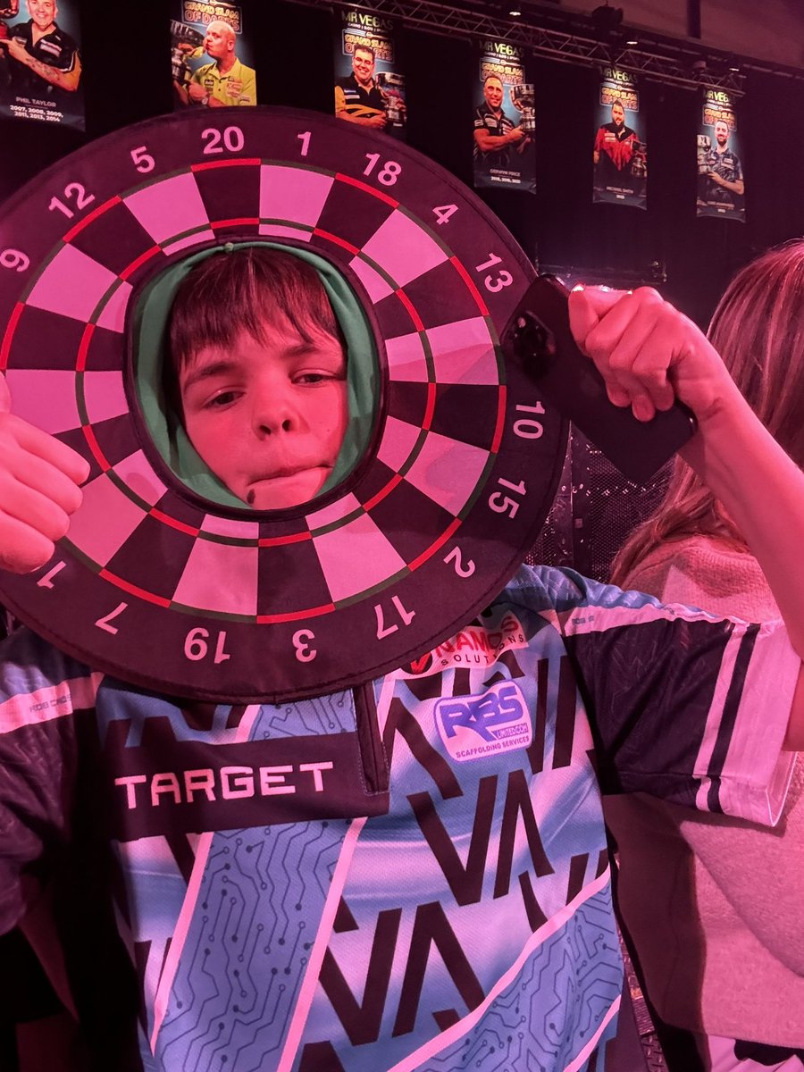 kinga_kay's tweet photo. @RobCross180 @OfficialPDC come on 🎯 https://t.co/f71lcpcWlO