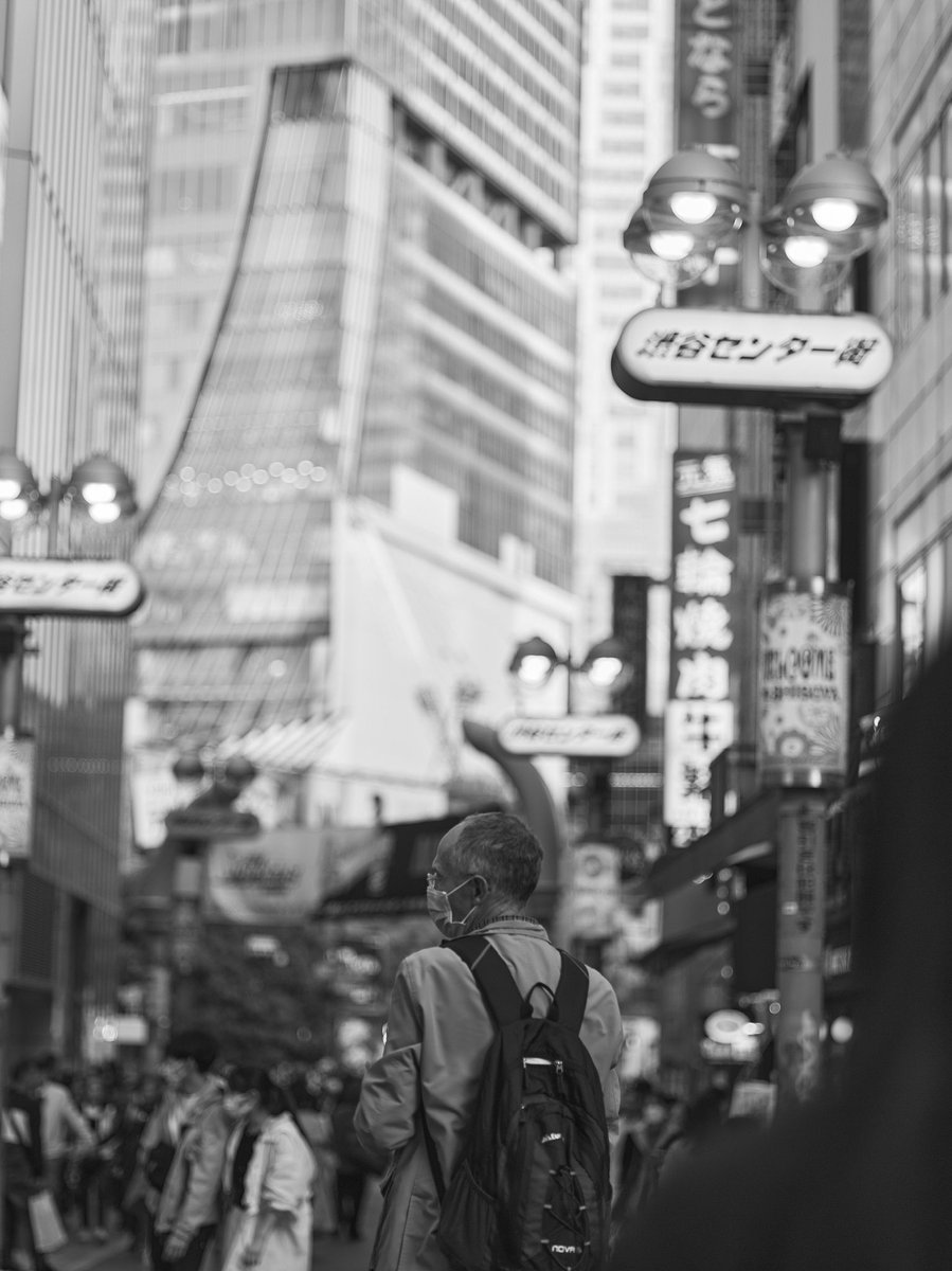 SeigiStreet's tweet photo. A moment of silence within the hustle. A solitary figure tells a story amidst the urban crowd.
#ストリートフォト #モノクロ写真 #東京 #都会の風景 #日常の一瞬 #StreetPhotography #BlackAndWhite #TokyoLife #UrbanScene #EverydayMoment #mamiyarz67 #leafaptus https://t.co/IR0EjJW4iG
