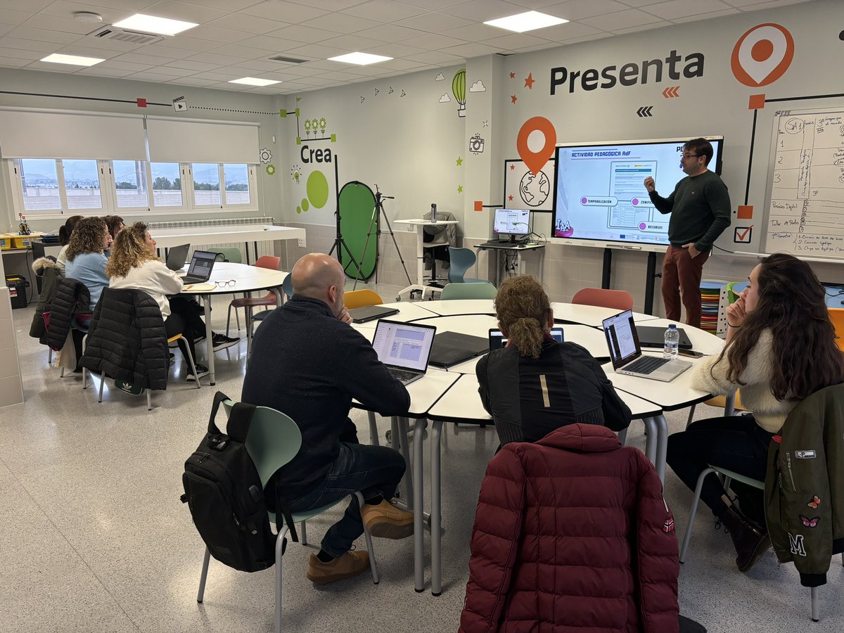 CbmFelipe's tweet photo. 🧑‍🏫¡Formación docente en nuestra Aula del Futuro!

Esta semana hemos recibido a compañeros de otros coles como Centro Impulsor de Aprendizaje Activo. Se han impartido dos sesiones de nivel II en nuestro Aula del Futuro. ¡Nos alegra que este espacio facilite la formación docente!👏🏻 https://t.co/kHPaTgXJ4f
