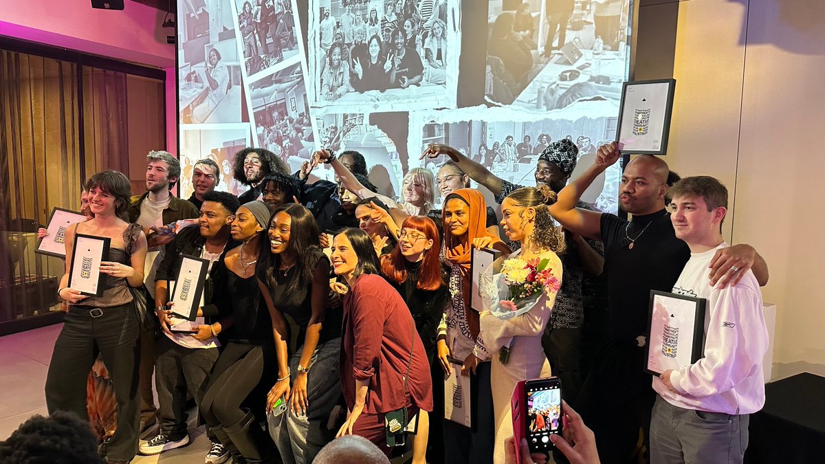 dandad's tweet photo. Big celebrations at D&AD HQ last night — our #ShiftLondon Class of 2024 has now graduated 🔥🎉 Over the last few months, the Shifters have mastered ideation, design thinking, tackling real-world briefs and more. Stay tuned.
#ShiftCreativity here: https://t.co/pwEPJUHG2I https://t.co/XtM2tXVUvL