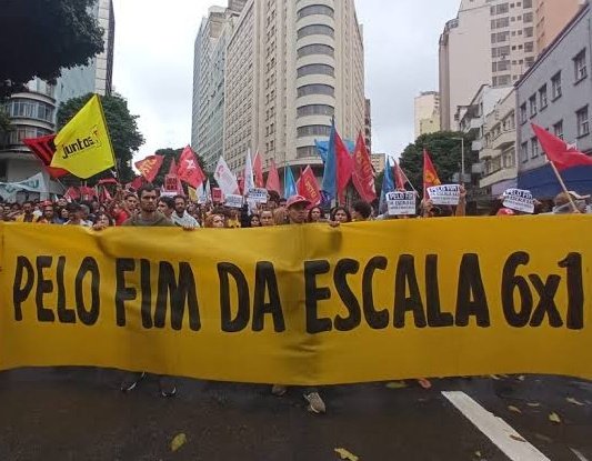 Analise2023's tweet photo. 🚨 ATENÇÃO: enquanto 30% dos trabalhadores brasileiros adoecem, donos do varejo, maiores adeptos da escala 6x1, acumulam 62 BILHÕES em fortuna!

💵 DONOS DO VAREJO - FORTUNA
(top 10 - 2024)

1- Luciano Hang - 12 bi (Havan)
2- Michael Klein - 6,8 bi (Casas Bahia)
3- Ilson Mateus - 6,4 bi (Grupo Mateus)
4- Carlos Pires - 5,7 bi (RaiaDrogasil)
5- Antônio Carlos - 3,2 bi (RaiaDrogasil)
6- Natale Dalla - 3,1 bi (Lojas Cem)
7- Flávio Rocha - 2,8 bi (Riachuelo)
8- Nelson Kaufman - 2,5 bi (Vivara)
9- Maria Barros - 2,3 bi (Grupo Mateus)
10- Irmãos Birman - 2,3 bi (Azzas 2154)