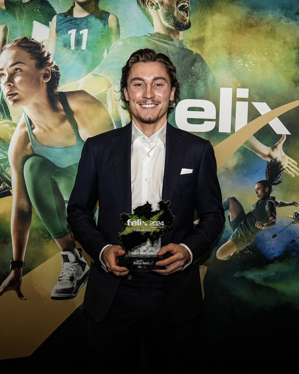 borussia's tweet photo. Felix Award NRW Fußballer des Jahres 🏆😎 

#felixaward #diefohlen https://t.co/Ay1aaARPh1