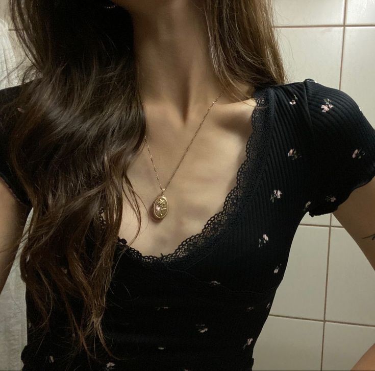 RabiyaDefnesi's tweet photo. Décolleté https://t.co/3vkj5rRFX6