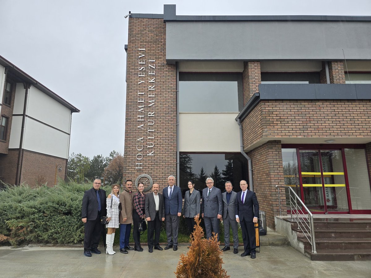 eyuder's tweet photo. EYUDER Yönetimi,Kastamonu Üniversitesi Rektörü Sayın Prof.Dr. Ahmet Hamdi Topal ve Eğitim Fakültesi Dekanı Sayın Prof.Dr. Ahmet Kaçar'ı ziyaret ederek #Kastamonu Üniversitesi ev sahipliğinde gerçekleştirilen #UEDFOR dolayısı ile teşekkürlerini ilettiler.
@ademcilek @kastamonuunv https://t.co/Fn6lhL4uQ7