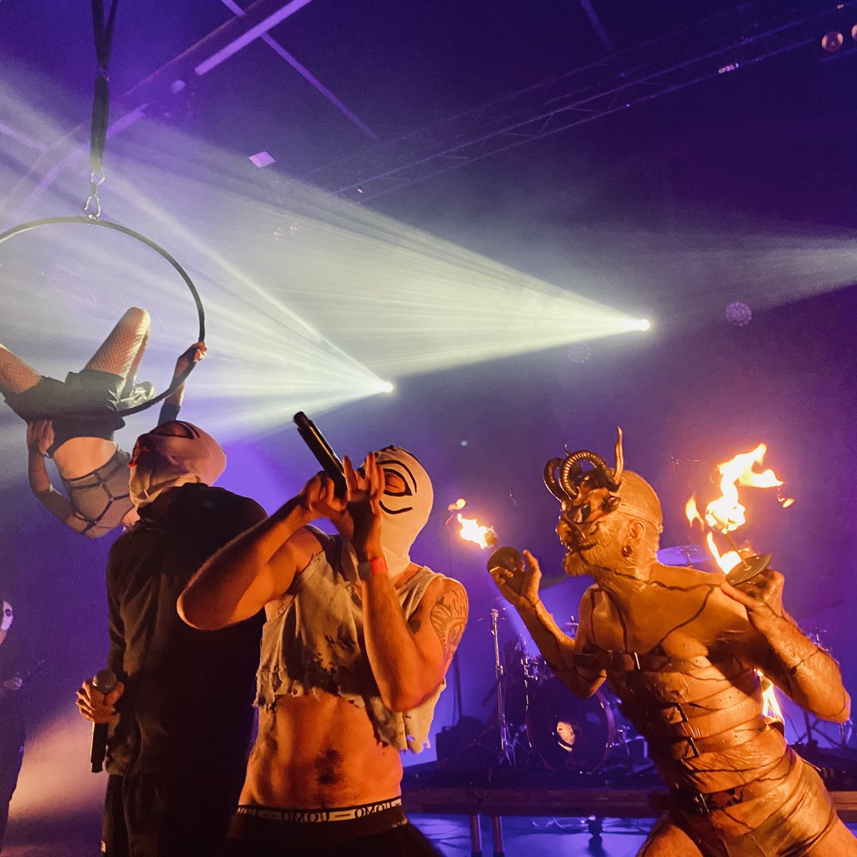 Il y a des groupes qui marquent leur génération. 
Allez voir <a href="/KravBoca/">Krav Boca</a> sur scène.
La folle équipe sera au Lyon Antifa jeudi 12 décembre.