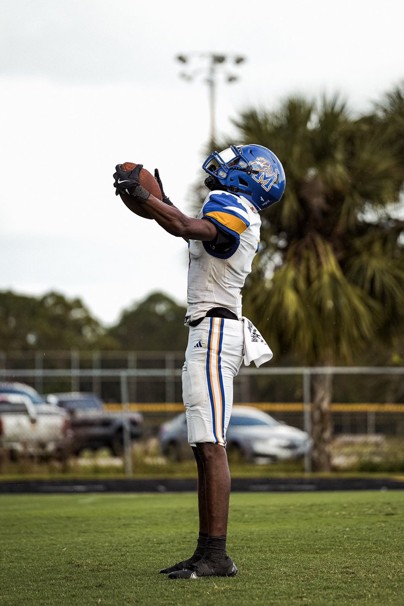 Junior season stats
-26 tackles
-3 int 
-6 pbu 
-1 fumble
-613 ap yards 
-9 tds
-34 rec
Missed 1 game

hudl.com/v/2QfHEx
Coming harder next season 👊