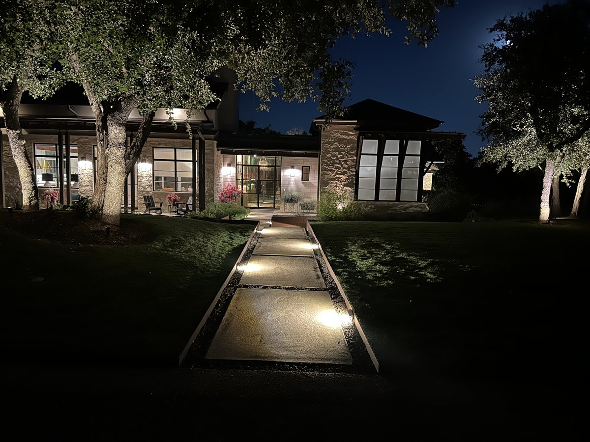 EnhancedLightTX's tweet image. Illuminate your walkway with pathway lights for a stylish and safe outdoor space in Austin and San Antonio, Texas.
--
 #PathwayLights #OutdoorLighting