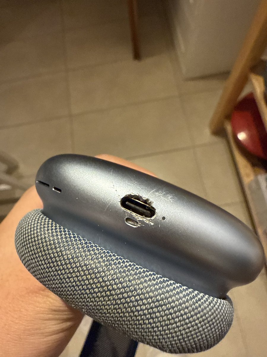Matth_Actu's tweet image. J’ai enfin passer mes AirPods Max de 2020 en USB C 

Si c’est un peut abîmer au tour du connecteur USB C, c’est normal c’était tellement compliqué de retirer l’ancienne connecteur Lightning 

#Apple #AirPodsMax #USBC