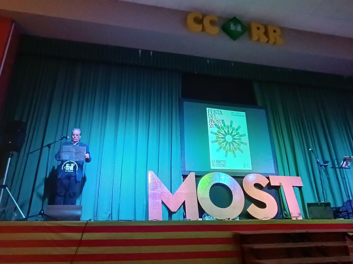 Comença la 51ena edició de la
Festa del Most a #laràpita #smmonjos Tradició, cultura del vi, trobada i fer poble. Felicitats Mingo Prunera pel pregó. Gràcies joves de  <a href="/festadelmost/">Festa del Most La Ràpita</a> per organitzar-la. Us desitjo a tots i totes que la gaudiu. Molt bona Festa del Most 2024.