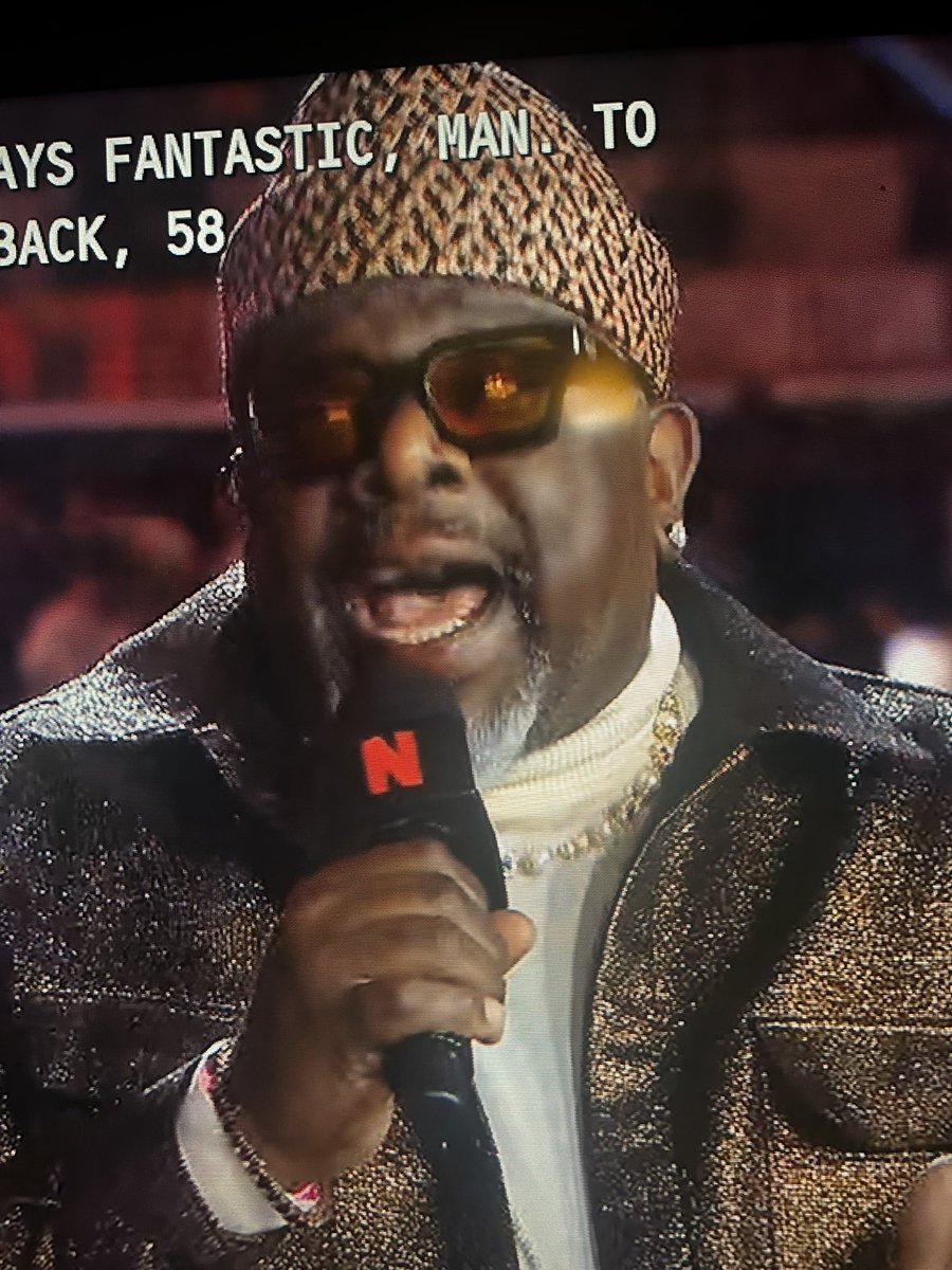 Scooby19_'s tweet photo. #tysonvpaul 
Cedric the entertainer is dressed like a damn cigar. https://t.co/ScWdeB8NyN