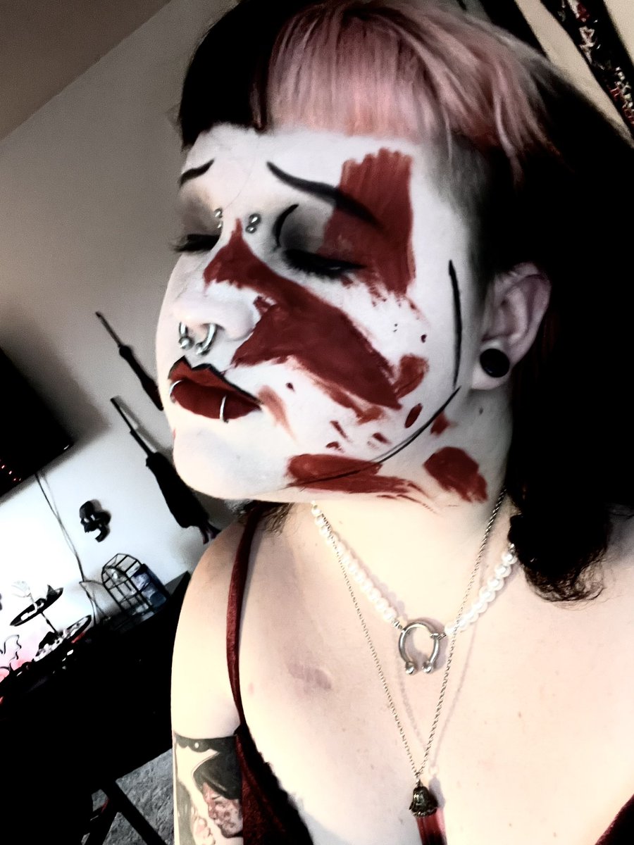 battmustd1e's tweet photo. my first attempt of demo lovers makeup in preparation for seeing mcr https://t.co/jBb4kK3idU