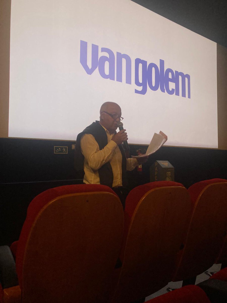 GolemBurgos's tweet photo. Esta tarde hemos tenido un interesante coloquio con @burgosacoge y @AlejoLevis, el director de #HateSongs, la película que denuncia el infausto rol como colaboradora activa que tuvo la emisora de radio RTLM en el genocidio ruandés. https://t.co/fLDQEL51Jv