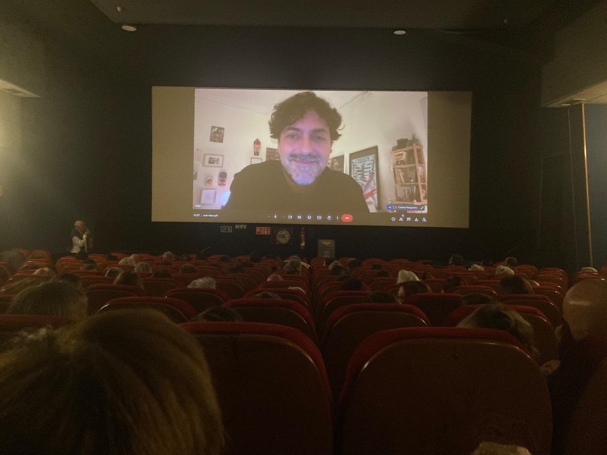 GolemBurgos's tweet photo. Esta tarde hemos tenido un interesante coloquio con @burgosacoge y @AlejoLevis, el director de #HateSongs, la película que denuncia el infausto rol como colaboradora activa que tuvo la emisora de radio RTLM en el genocidio ruandés. https://t.co/fLDQEL51Jv