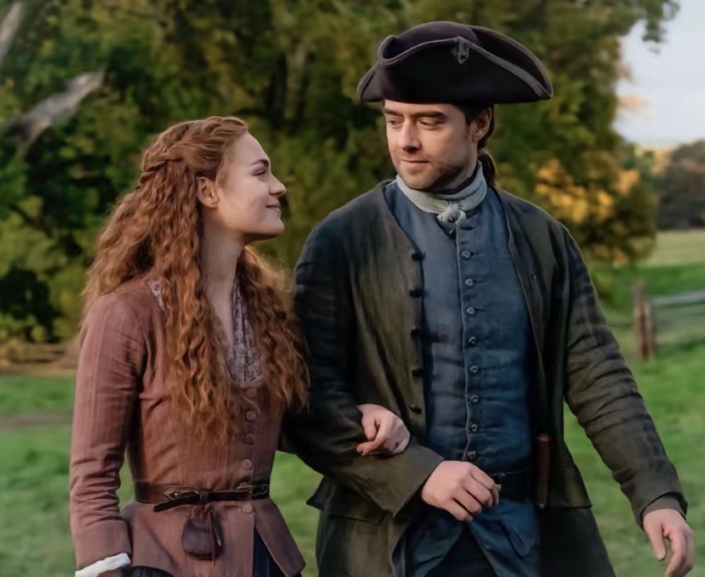 تباهي وغني وأضحكي لايهمك شي
لامالت ظروفك فيك لك من يعدلها

بتلقين لك في جوف قلبي براد وفي
هنا منزلك.. والناس تعرف منازلها

ماتقدر تزعلك الليالي وراسي حيّ
لو تزعلك سود الليالي .. بزعلها