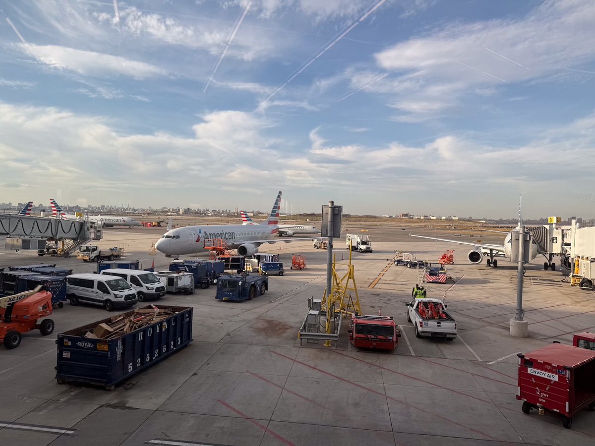 nirave's tweet image. Four of the best flagship phones right now, and a camera shootout that took me all over New York City!

Which smartphone camera in the US is the best? I tested the top four to find out! Who will win? The #iPhone16Pro, #GalaxyS24Ultra, #Pixel9Pro or #OnePlus12?