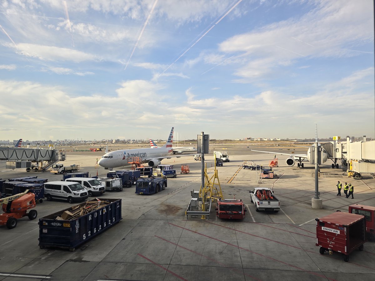 nirave's tweet image. Four of the best flagship phones right now, and a camera shootout that took me all over New York City!

Which smartphone camera in the US is the best? I tested the top four to find out! Who will win? The #iPhone16Pro, #GalaxyS24Ultra, #Pixel9Pro or #OnePlus12?