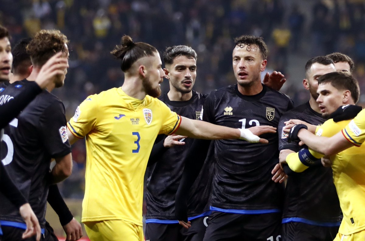SC_ESPN's tweet photo. #AHORA - Rumania igualaba 0-0 con Kosovo y ascendía a la #LigaB de la #NationsLeague, pero el partido fue suspendido porque los hinchas rumanos comenzaron a cantar a favor de Serbia: los jugadores visitantes decidieron abandonar el campo de juego. https://t.co/XweLhWsy2i