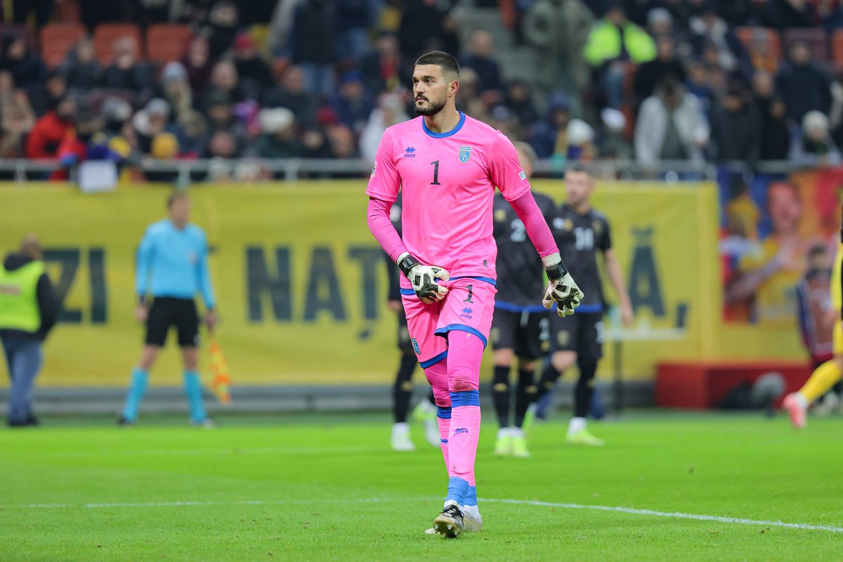 SC_ESPN's tweet photo. #AHORA - Rumania igualaba 0-0 con Kosovo y ascendía a la #LigaB de la #NationsLeague, pero el partido fue suspendido porque los hinchas rumanos comenzaron a cantar a favor de Serbia: los jugadores visitantes decidieron abandonar el campo de juego. https://t.co/XweLhWsy2i