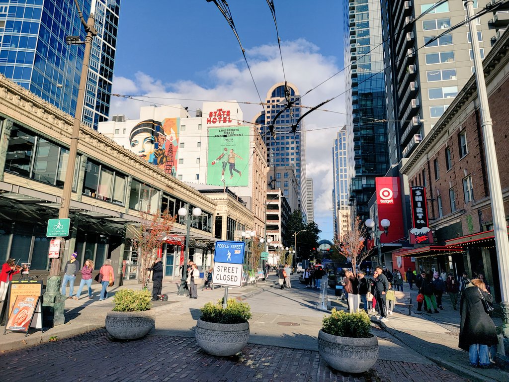 caseyworks's tweet photo. a glorious Friday in downtown Seattle https://t.co/QfOvvWnTbd